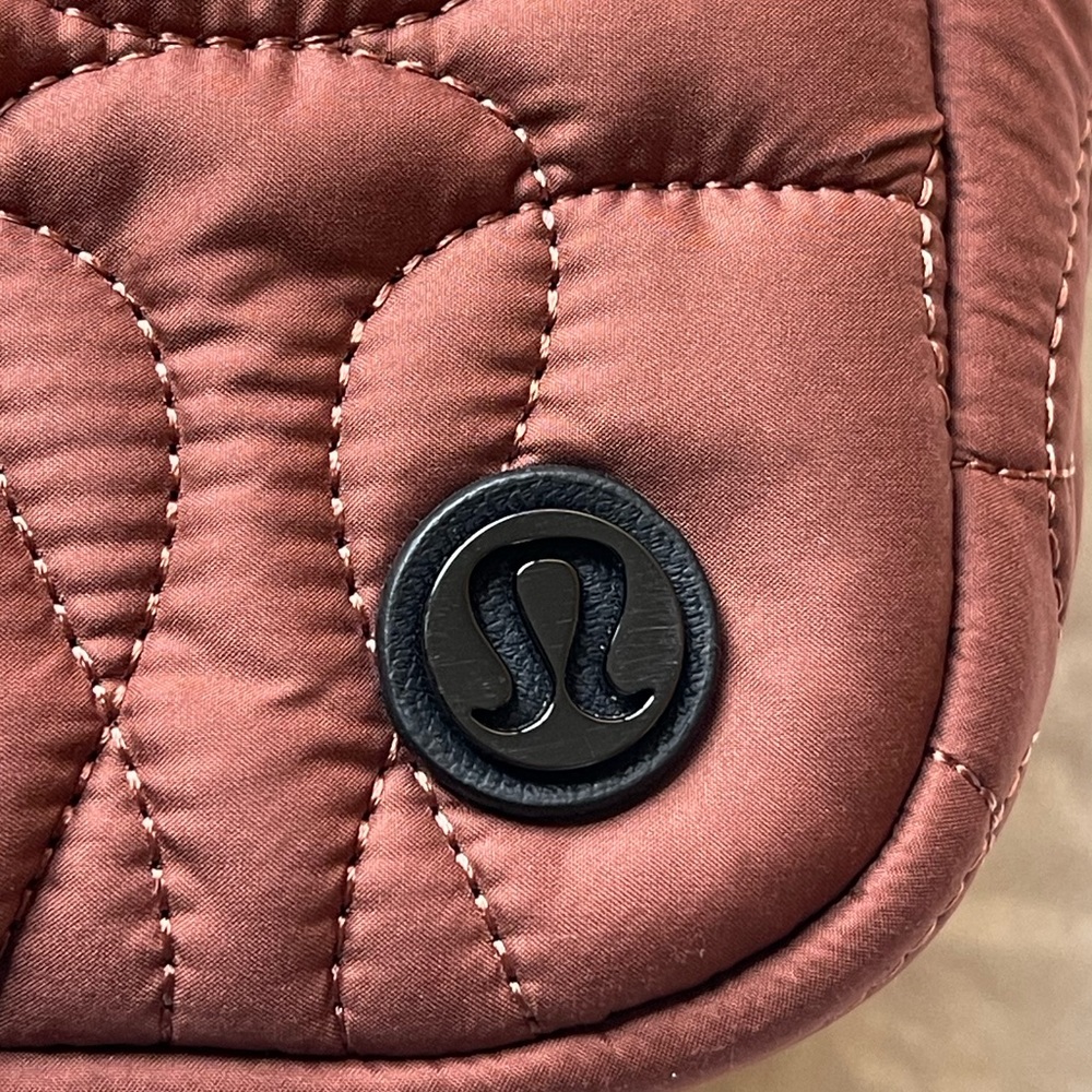 Lululemon Quilted Embrace Bag Vol 4L in Ancient Copper - Picture 9 of 14
